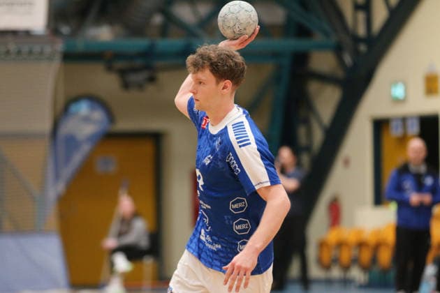 29.01.2026 Handball Herren 2025 2026 Testspiel Dessau-Roßlauer HV 06 - SC DHFK Leipzig Anhalt Arena Dessau Tim Hertzfeld (Dessau, 72, blau) am Ball. Dessau-Roßlau Sachsen-Anhalt Deutschland