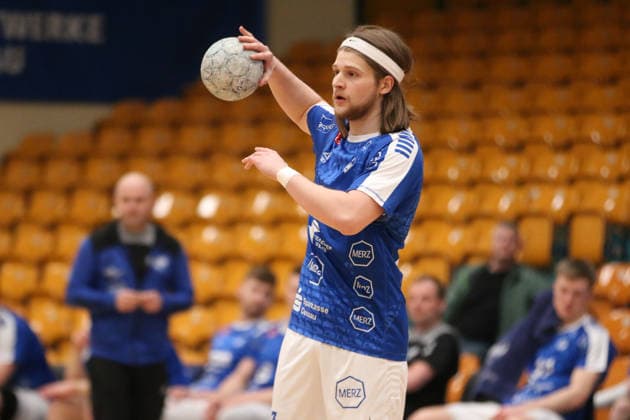 29.01.2026 Handball Herren 2025 2026 Testspiel Dessau-Roßlauer HV 06 - SC DHFK Leipzig Anhalt Arena Dessau Mika Schüler (Dessau, 23, blau) am Ball. Dessau-Roßlau Sachsen-Anhalt Deutschland