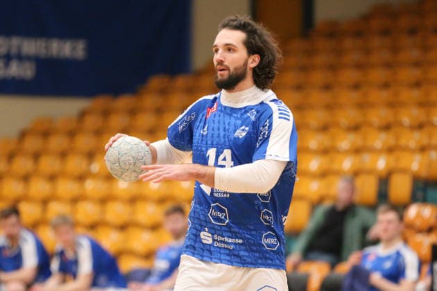 29.01.2026 Handball Herren 2025 2026 Testspiel Dessau-Roßlauer HV 06 - SC DHFK Leipzig Anhalt Arena Dessau Jakub Powarzynski (Dessau, 14, blau) am Ball. Dessau-Roßlau Sachsen-Anhalt Deutschland