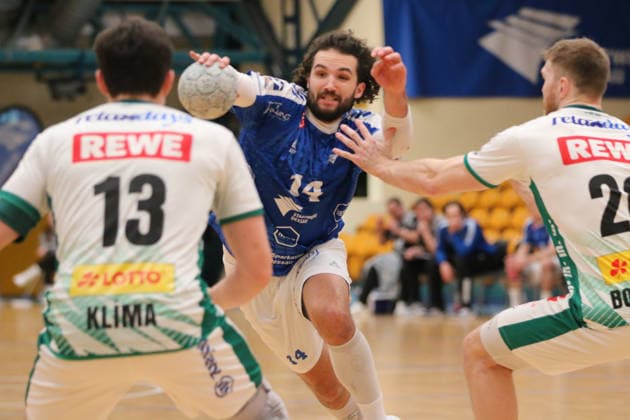 29.01.2026 Handball Herren 2025 2026 Testspiel Dessau-Roßlauer HV 06 - SC DHFK Leipzig Anhalt Arena Dessau Jakub Powarzynski (Dessau, 14, blau) setzt sich gegen William Bogojevic (Leipzig, 20, weiß) und Matej Klima (Leipzig, 13, weiß) durch. Dessau-Roßlau Sachsen-Anhalt Deutschland