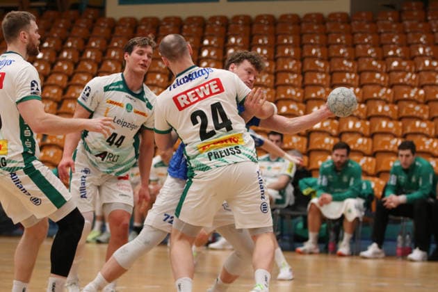 29.01.2026 Handball Herren 2025 2026 Testspiel Dessau-Roßlauer HV 06 - SC DHFK Leipzig Anhalt Arena Dessau Tim Hertzfeld (Dessau, 72, blau) im ZWeikampf mit Moritz Preuss (Leipzig, 24, weiß). Dessau-Roßlau Sachsen-Anhalt Deutschland