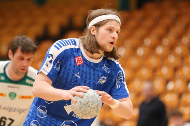 29.01.2026 Handball Herren 2025 2026 Testspiel Dessau-Roßlauer HV 06 - SC DHFK Leipzig Anhalt Arena Dessau Mika Schüler (Dessau, 23, blau) bei einem Siebenmeter. Dessau-Roßlau Sachsen-Anhalt Deutschland