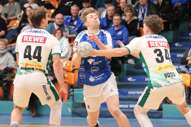 29.01.2026 Handball Herren 2025 2026 Testspiel Dessau-Roßlauer HV 06 - SC DHFK Leipzig Anhalt Arena Dessau Julius Drachau (Dessau, 8, blau) zwischen Blaer Hinriksson (Leipzig, 44, weiß) und Anton Voß (Leipzig, 34, weiß). Dessau-Roßlau Sachsen-Anhalt Deutschland