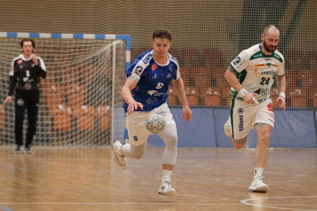 29.01.2026 Handball Herren 2025 2026 Testspiel Dessau-Roßlauer HV 06 - SC DHFK Leipzig Anhalt Arena Dessau Fritz-Leon Haake (Dessau, 6, blau) läuft auf ein leeres Tor zu. Moritz Preuss (Leipzig, 24, weiß) läuft neben ihm. Dessau-Roßlau Sachsen-Anhalt Deutschland