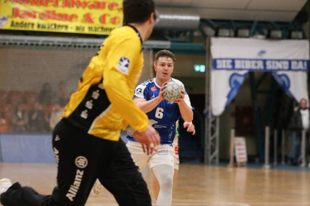 29.01.2026 Handball Herren 2025 2026 Testspiel Dessau-Roßlauer HV 06 - SC DHFK Leipzig Anhalt Arena Dessau Fritz-Leon Haake (Dessau, 6, blau) läuft auf ein leeres Tor zu, während Domenico Ebner (Leipzig, 1, gelb) versucht, selbiges zu erreichen. Dessau-Roßlau Sachsen-Anhalt Deutschland