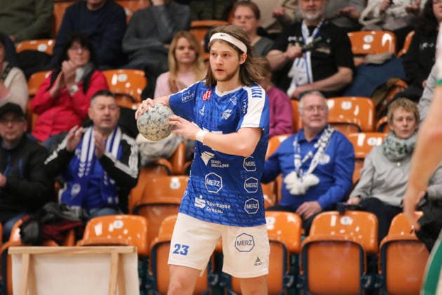 29.01.2026 Handball Herren 2025 2026 Testspiel Dessau-Roßlauer HV 06 - SC DHFK Leipzig Anhalt Arena Dessau Mika Schüler (Dessau, 23, blau) am Ball. Dessau-Roßlau Sachsen-Anhalt Deutschland