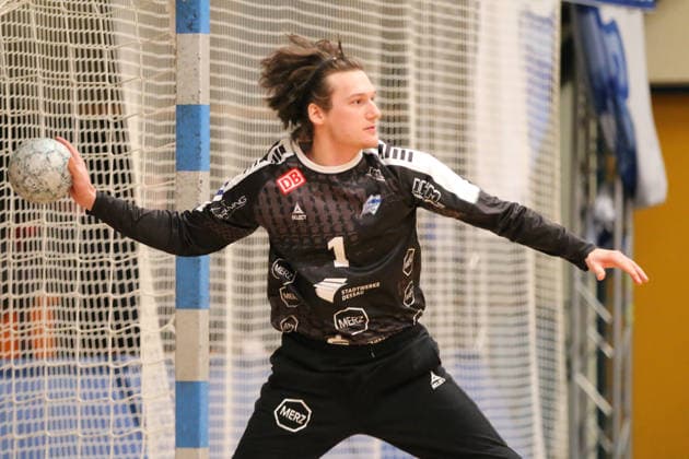 29.01.2026 Handball Herren 2025 2026 Testspiel Dessau-Roßlauer HV 06 - SC DHFK Leipzig Anhalt Arena Dessau Janik Patzwaldt (Dessau, 1, schwarz) wirft einen Ball. Dessau-Roßlau Sachsen-Anhalt Deutschland
