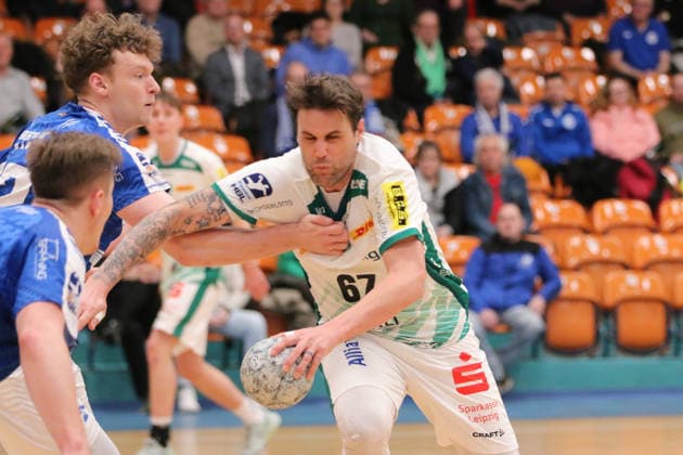 29.01.2026 Handball Herren 2025 2026 Testspiel Dessau-Roßlauer HV 06 - SC DHFK Leipzig Anhalt Arena Dessau Dean Bombac (Leipzig, 67, weiß) im Zweikampf mit Tim Hertzfeld (Dessau, 72, blau). Dessau-Roßlau Sachsen-Anhalt Deutschland