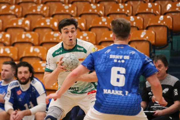 29.01.2026 Handball Herren 2025 2026 Testspiel Dessau-Roßlauer HV 06 - SC DHFK Leipzig Anhalt Arena Dessau Matej Klima (Leipzig, 13, weiß) geht in einen Zweikampf mit Fritz-Leon Haake (Dessau, 6, blau). Dessau-Roßlau Sachsen-Anhalt Deutschland