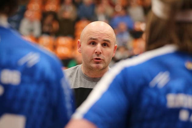 29.01.2026 Handball Herren 2025 2026 Testspiel Dessau-Roßlauer HV 06 - SC DHFK Leipzig Anhalt Arena Dessau Vanja Radic (Dessau, Trainer) erteilt seinem Team Anweisungen während einer Auszeit. Dessau-Roßlau Sachsen-Anhalt Deutschland