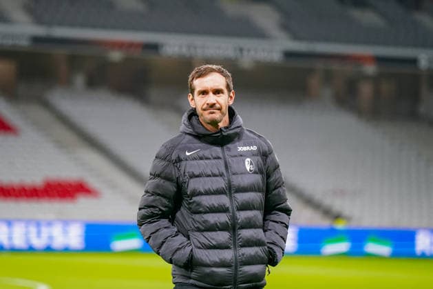 Fussball UEFA Europa League 2025 26, 8. Spieltag - OSC Lille vs SC Freiburg - Stade Pierre Mauroy (Lille, Frankreich): Julian Schuster (SC Freiburg, Trainer) Copyright: xJOERANxSTEINSIEKx