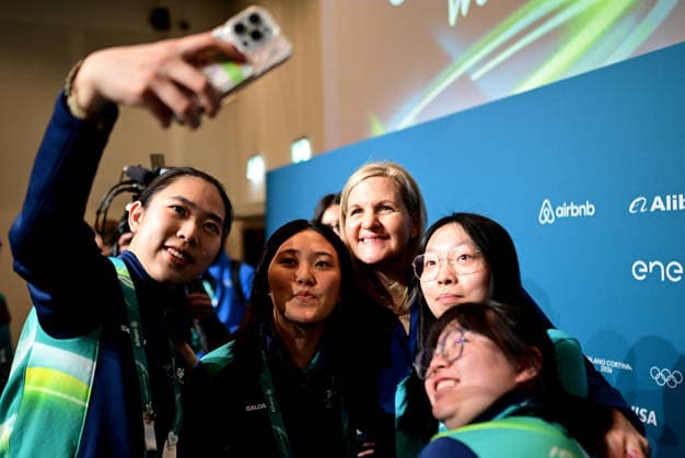 (260129) -- MILAN, Jan. 29, 2026 -- IOC President Kirsty Coventry (C) takes selfies with volunteers after a meeting with Milano Cortina 2026 volunteers in Milan, Italy, Jan. 29, 2026. (Photo by Pool Photo via Reuters) (SP)ITALY-MILAN-MILANO CORTINA 2026 OLYMPICS-MEETING-VOLUNTEERS DanielexMascolo 