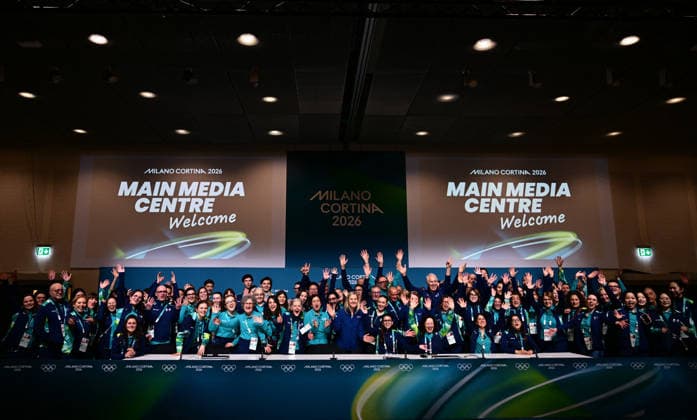 (260129) -- MILAN, Jan. 29, 2026 -- IOC President Kirsty Coventry (C) poses with Milano Cortina 2026 volunteers in Milan, Italy, Jan. 29, 2026. (Photo by Pool Photo via Reuters) (SP)ITALY-MILAN-MILANO CORTINA 2026 OLYMPICS-MEETING-VOLUNTEERS DanielexMascolo 