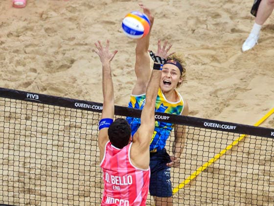 STOCKHOLM, SVERIGE 20260129 Englands Joaquin Bello och Sveriges David Ahman under finalen av beachvolleyboll-tävlingen Stockholm Beach 2026, en officiell deltävling i den internationella Queen & King of the Court-serien, i Avicii Arena i Stockholm. STOCKHOLM SVERIGE x60160x