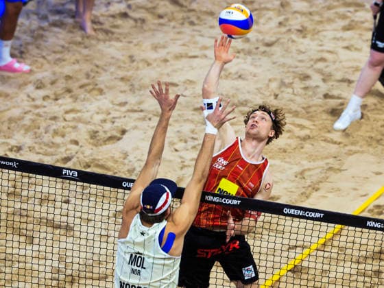STOCKHOLM, SVERIGE 20260129 Norges Anders Mol mot Österrikes Tim Berger under finalen av beachvolleyboll-tävlingen Stockholm Beach 2026, en officiell deltävling i den internationella Queen & King of the Court-serien, i Avicii Arena i Stockholm. STOCKHOLM SVERIGE x60160x