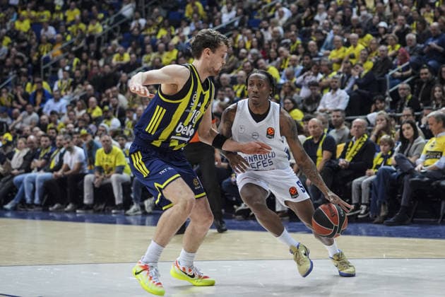 Fenerbahce Beko v Anadolu Efes - EuroLeague ISTANBUL, TURKIYE - JANUARY 29: Mikael Jantunen (L) of Fenerbahce Beko in action against Saben Lee (R) of Anadolu Efes during the EuroLeague week 25 basketball match between Fenerbahce Beko and Anadolu Efes at Ulker Sports and Event Hall in Istanbul, Turkiye on January 29, 2026. Beyza Comert Anadolu Istanbul Turkey. Editorial use only. Please get in touch for any other usage.  Copyright: x2026xAnadoluxBeyzaxComertx