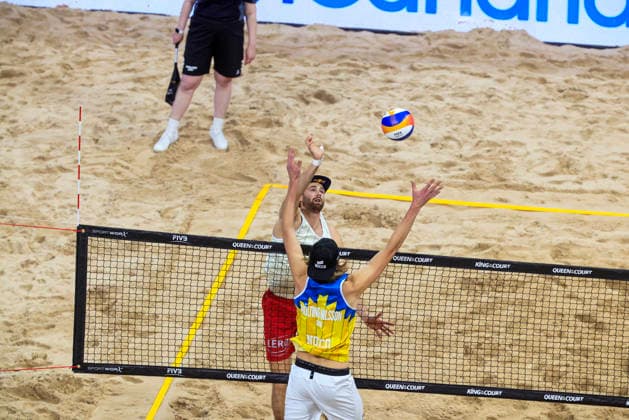 STOCKHOLM, SVERIGE 20260129 Norges Anders Mol mot Sveriges Jacob Hölting Nilsson under finalen av beachvolleyboll-tävlingen Stockholm Beach 2026, en officiell deltävling i den internationella Queen & King of the Court-serien, i Avicii Arena i Stockholm. STOCKHOLM SVERIGE x60160x