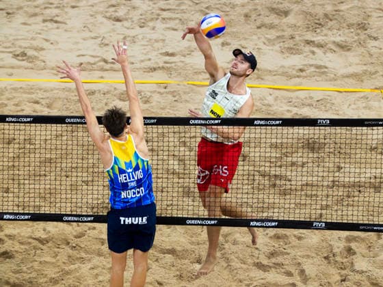 STOCKHOLM, SVERIGE 20260129 Sveriges Jonatan Hellvig med Norges Christian Sorum under finalen av beachvolleyboll-tävlingen Stockholm Beach 2026, en officiell deltävling i den internationella Queen & King of the Court-serien, i Avicii Arena i Stockholm. STOCKHOLM SVERIGE x60160x