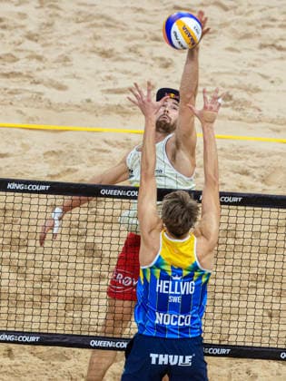 STOCKHOLM, SVERIGE 20260129 Sveriges Jonatan Hellvig med Norges Christian Sorum under finalen av beachvolleyboll-tävlingen Stockholm Beach 2026, en officiell deltävling i den internationella Queen & King of the Court-serien, i Avicii Arena i Stockholm. STOCKHOLM SVERIGE x60160x