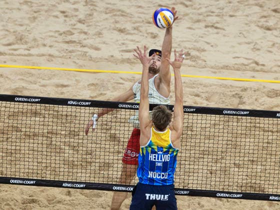 STOCKHOLM, SVERIGE 20260129 Sveriges Jonatan Hellvig med Norges Christian Sorum under finalen av beachvolleyboll-tävlingen Stockholm Beach 2026, en officiell deltävling i den internationella Queen & King of the Court-serien, i Avicii Arena i Stockholm. STOCKHOLM SVERIGE x60160x