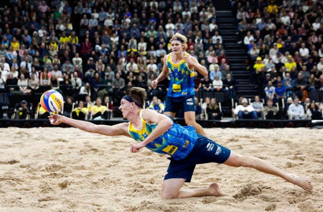 STOCKHOLM, SVERIGE 20260129 Sveriges Jonatan Hellvig och David Ahman under finalen av beachvolleyboll-tävlingen Stockholm Beach 2026, en officiell deltävling i den internationella Queen & King of the Court-serien, i Avicii Arena i Stockholm. STOCKHOLM SVERIGE x60160x