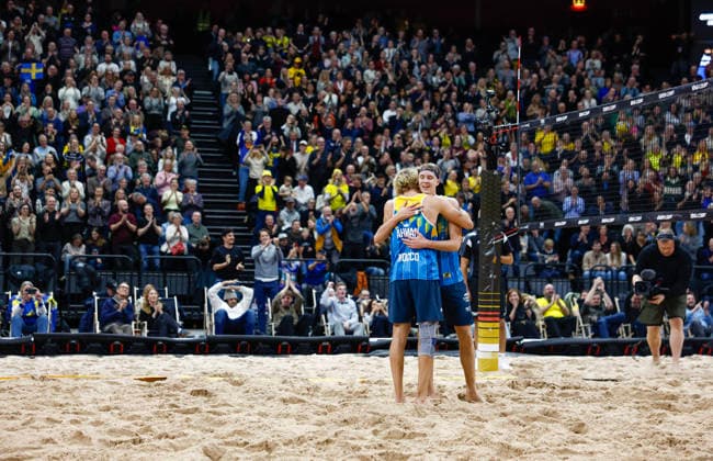 STOCKHOLM, SVERIGE 20260129 Sveriges David Ahman och Jonatan Hellvig efter att ha vunnit finalen av beachvolleyboll-tävlingen Stockholm Beach 2026, en officiell deltävling i den internationella Queen & King of the Court-serien, i Avicii Arena i Stockholm. STOCKHOLM SVERIGE x60160x