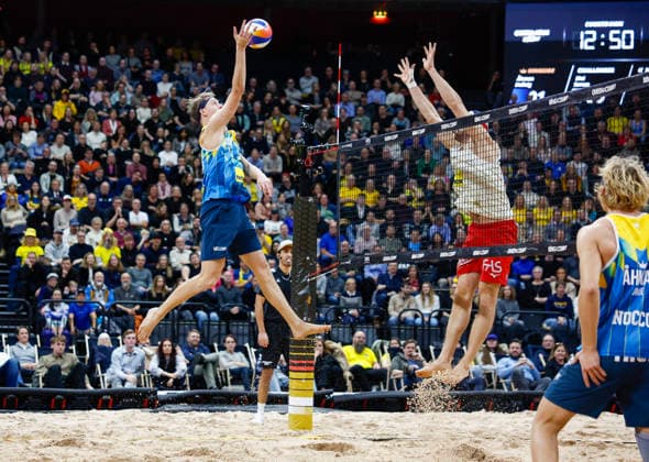 STOCKHOLM, SVERIGE 20260129 Sveriges Jonatan Hellvig och David Ahman mot Norges Anders Mol under finalen av beachvolleyboll-tävlingen Stockholm Beach 2026, en officiell deltävling i den internationella Queen & King of the Court-serien, i Avicii Arena i Stockholm. STOCKHOLM SVERIGE x60160x