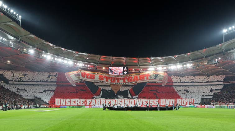 Stuttgart, Fußball Europa League , VfB Stuttgart vs. BSC Young Boys Bern , Feature Choreo in Cannstatter Kurve: Unsere Farben sind weiss und rot!