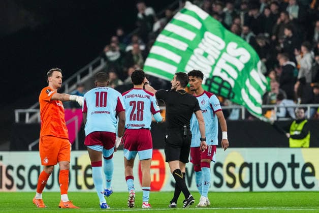 Fußball, EuroLeague, Real Betis Sevilla - Feyenoord Rotterdam UEFA Europa League: Real Betis v Feyenoord Sevilla - Referee Nikola DabanoviÄ‡ during the eighth match of the UEFA Europa League 2025 2026. The match is set between Real Betis Balompie and Feyenoord at Estadio La Cartuja on 29 January 2026 in Sevilla, Spain. Copyright: xTomxBodex