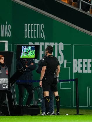 Fußball, EuroLeague, Real Betis Sevilla - Feyenoord Rotterdam UEFA Europa League: Real Betis v Feyenoord Sevilla - Referee Nikola DabanoviÄ‡ during the eighth match of the UEFA Europa League 2025 2026. The match is set between Real Betis Balompie and Feyenoord at Estadio La Cartuja on 29 January 2026 in Sevilla, Spain. Copyright: xYannickxVerhoevenx
