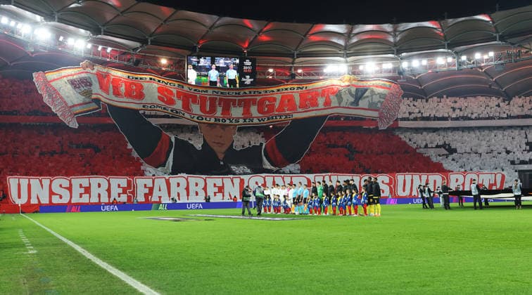 Stuttgart, Fußball Europa League , VfB Stuttgart vs. BSC Young Boys Bern , Feature Choreo in Cannstatter Kurve: Unsere Farben sind weiss und rot!