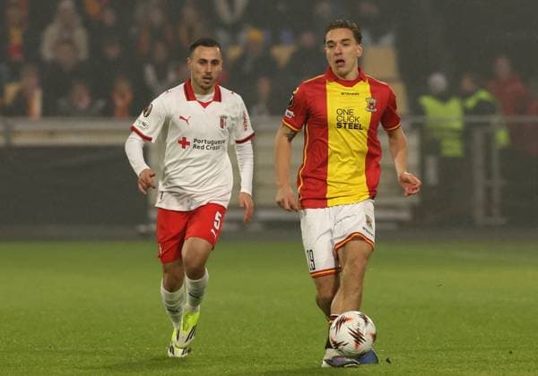 Aske Adelgaard of Go Ahead Eagles with Leonardo Lelo of Braga during the match Go Ahead Eagles vs Braga at the De Adelaarshorst for the UEFA Europa League season 2025-2026 in DEVENTER, Netherlands on 29 january 2026 (Photo by Peter Lous EYE4IMAGES) -