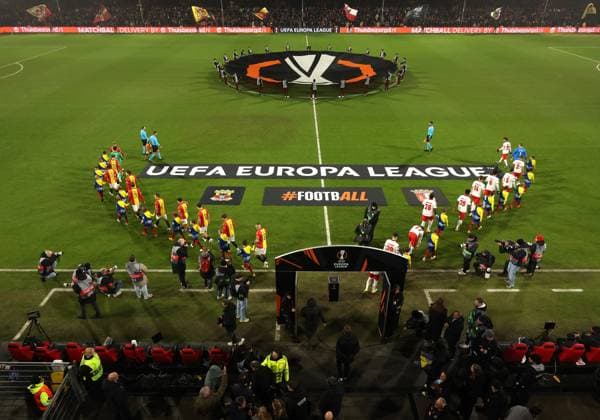 Players walking on to the field during the match Go Ahead Eagles vs Braga at the De Adelaarshorst for the UEFA Europa League season 2025-2026 in DEVENTER, Netherlands on 29 january 2026 (Photo by Peter Lous EYE4IMAGES) -