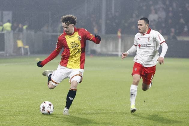 DEVENTER , 29-01-2026 , Stadium De Adelaarshorst , season 2025 2026 , UEFA Europa League League phase . match between Go Ahead Eagles and SC Braga, Picture shows GA Eagles player Jakob Breum and SC Braga player Leonardo Lelo Go Ahead Eagles - Braga  x201171196x Copyright: