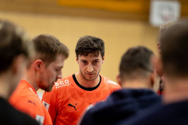 Auszeit: Lukas Saueressig (Kadetten Schaffhausen, 04) hoert aufmerksam zu, HBW Balingen Weilstetten vs. Kadetten Schaffhausen, Handball, Testspiel, Saison 2025 2026, 29.01.26 Eibner-Pressefoto Andreas Ulmer HBW Balingen Weilstetten vs. Kadetten Schaffhausen, Handball, Testspiel, Saison 2025 2026, 29.01.26 Dotternhausen Copyright: xEibner-Pressefoto AndreasxUlmerx EP_AUR