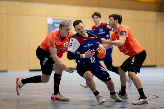 Merlin Fuss (HBW Balingen Weilstetten, 13) am Kreis, bedraengt von Lukas Saueressig (Kadetten Schaffhausen, 04), rechts, HBW Balingen Weilstetten vs. Kadetten Schaffhausen, Handball, Testspiel, Saison 2025 2026, 29.01.26 Eibner-Pressefoto Andreas Ulmer HBW Balingen Weilstetten vs. Kadetten Schaffhausen, Handball, Testspiel, Saison 2025 2026, 29.01.26 Dotternhausen Copyright: xEibner-Pressefoto AndreasxUlmerx EP_AUR