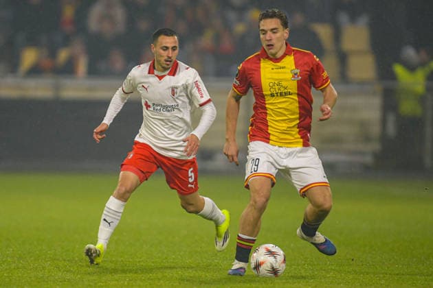 2026-01-29 - Europa League match DEVENTER, NETHERLANDS - JANUARY 29: Aske Adelgaard of Go Ahead Eagles battles for possession with Leonardo Lelo of SC Braga during the Europa League match at the De Adelaarshorst on January 29, 2026 in Deventer, Netherlands Deventer De Adelaarshorst Netherlands Content not available for redistribution in The Netherlands directly or indirectly through any third parties. Copyright: xDennisxBresserx