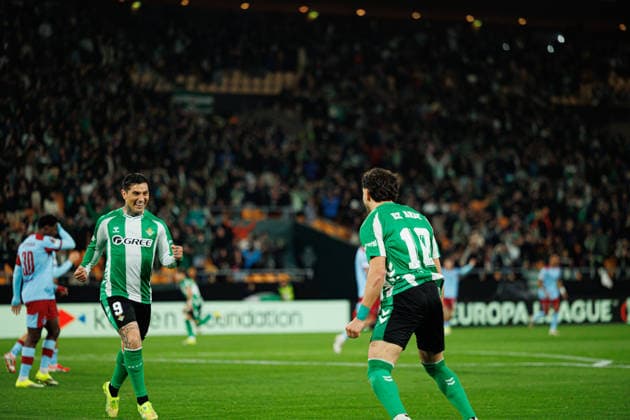 Fußball, EuroLeague, Real Betis Sevilla - Feyenoord Rotterdam #5 Chimy Avila and Ez Abde seen celebrating after goal during UEFA Europa League game between teams of Real Betis Balompie and Feyenoord Rotterdam (Maciej Rogowski Ball Raw Images) Sevilla Estadio La Cartuja Spain Copyright: xMaciejxRogowskix maciejrogowski_betis_feyenoord_2526-04