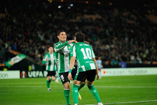 Fußball, EuroLeague, Real Betis Sevilla - Feyenoord Rotterdam #5 Chimy Avila and Ez Abde seen celebrating after goal during UEFA Europa League game between teams of Real Betis Balompie and Feyenoord Rotterdam (Maciej Rogowski Ball Raw Images) Sevilla Estadio La Cartuja Spain Copyright: xMaciejxRogowskix maciejrogowski_betis_feyenoord_2526-07