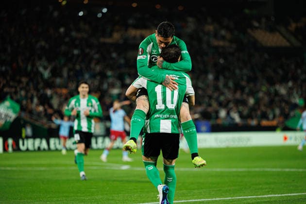 Fußball, EuroLeague, Real Betis Sevilla - Feyenoord Rotterdam #5 Chimy Avila and Ez Abde seen celebrating after goal during UEFA Europa League game between teams of Real Betis Balompie and Feyenoord Rotterdam (Maciej Rogowski Ball Raw Images) Sevilla Estadio La Cartuja Spain Copyright: xMaciejxRogowskix maciejrogowski_betis_feyenoord_2526-09