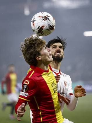 DEVENTER - (l-r) Oskar Sivertsen of Go Ahead Eagles and Florian Grillitsch of Sporting Braga during the UEFA Europa League match between Go Ahead Eagles and Sporting Braga at De Adelaarshorst on January 29, 2026, in Deventer, Netherlands. VINCENT JANNINK ANP UEFA Europa League 2025-2026 xVIxANPxSportx xxANPxIVx 549046789 originalFilename: 549046789.jpg