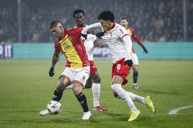 DEVENTER - (l-r) Victor Edvardsen of Go Ahead Eagles and Vitor Carvalho of Sporting Braga during the UEFA Europa League match between Go Ahead Eagles and Sporting Braga at De Adelaarshorst on January 29, 2026, in Deventer, Netherlands. VINCENT JANNINK ANP UEFA Europa League 2025-2026 xVIxANPxSportx xxANPxIVx 549046809 originalFilename: 549046809.jpg