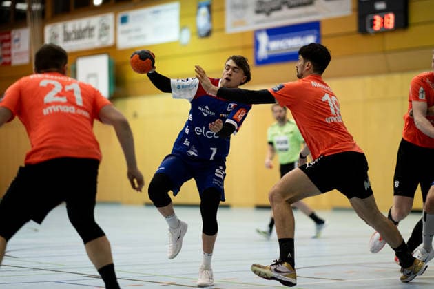 Elias Huber (HBW Balingen Weilstetten, 07) zieht das Spiel an sich, Ariel Pietrasik (Kadetten Schaffhausen, 18) stoert, HBW Balingen Weilstetten vs. Kadetten Schaffhausen, Handball, Testspiel, Saison 2025 2026, 29.01.26 Eibner-Pressefoto Andreas Ulmer HBW Balingen Weilstetten vs. Kadetten Schaffhausen, Handball, Testspiel, Saison 2025 2026, 29.01.26 Dotternhausen Copyright: xEibner-Pressefoto AndreasxUlmerx EP_AUR