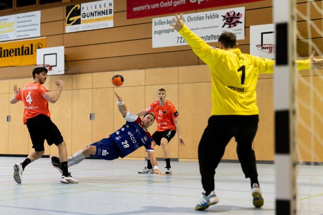 Tobias Heinzelmann (HBW Balingen Weilstetten, 28), beikm Wurf, Lukas Saueressig (Kadetten Schaffhausen, 04) links kann nicht eingreifen, HBW Balingen Weilstetten vs. Kadetten Schaffhausen, Handball, Testspiel, Saison 2025 2026, 29.01.26 Eibner-Pressefoto Andreas Ulmer HBW Balingen Weilstetten vs. Kadetten Schaffhausen, Handball, Testspiel, Saison 2025 2026, 29.01.26 Dotternhausen Copyright: xEibner-Pressefoto AndreasxUlmerx EP_AUR