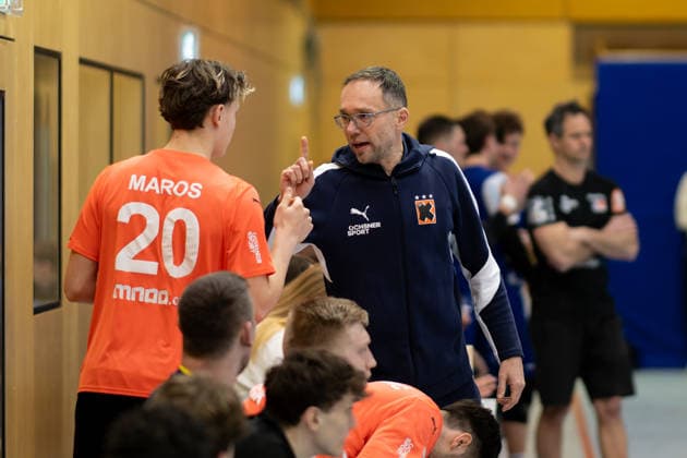 Hrvoje Horvat, (Kadetten Schaffhausen, Trainer, Coach) erklaert Finn Mueller,(Kadetten Schaffhausen, 20) etwas, HBW Balingen Weilstetten vs. Kadetten Schaffhausen, Handball, Testspiel, Saison 2025 2026, 29.01.26 Eibner-Pressefoto Andreas Ulmer HBW Balingen Weilstetten vs. Kadetten Schaffhausen, Handball, Testspiel, Saison 2025 2026, 29.01.26 Dotternhausen Copyright: xEibner-Pressefoto AndreasxUlmerx EP_AUR