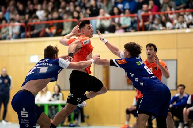 Patrik Martinovic (Kadetten Schaffhausen, 22) beim Wurf bedrangt von Magnus Grupe (HBW Balingen Weilstetten, 08), rechts, HBW Balingen Weilstetten vs. Kadetten Schaffhausen, Handball, Testspiel, Saison 2025 2026, 29.01.26 Eibner-Pressefoto Andreas Ulmer HBW Balingen Weilstetten vs. Kadetten Schaffhausen, Handball, Testspiel, Saison 2025 2026, 29.01.26 Dotternhausen Copyright: xEibner-Pressefoto AndreasxUlmerx EP_AUR