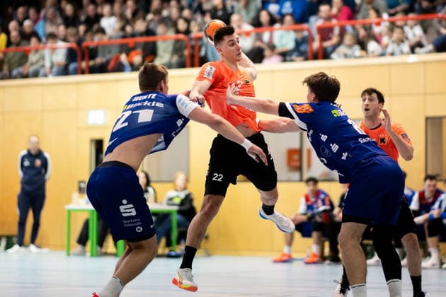 Patrik Martinovic (Kadetten Schaffhausen, 22) beim Wurf bedrangt von Magnus Grupe (HBW Balingen Weilstetten, 08), rechts, HBW Balingen Weilstetten vs. Kadetten Schaffhausen, Handball, Testspiel, Saison 2025 2026, 29.01.26 Eibner-Pressefoto Andreas Ulmer HBW Balingen Weilstetten vs. Kadetten Schaffhausen, Handball, Testspiel, Saison 2025 2026, 29.01.26 Dotternhausen Copyright: xEibner-Pressefoto AndreasxUlmerx EP_AUR