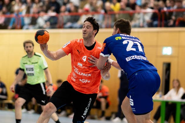 Lukas Saueressig (Kadetten Schaffhausen, 04) baut das Spiel auf, Till Wente, (HBW Balingen Weilstetten, 21) stoert dabei, rechts HBW Balingen Weilstetten vs. Kadetten Schaffhausen, Handball, Testspiel, Saison 2025 2026, 29.01.26 Eibner-Pressefoto Andreas Ulmer HBW Balingen Weilstetten vs. Kadetten Schaffhausen, Handball, Testspiel, Saison 2025 2026, 29.01.26 Dotternhausen Copyright: xEibner-Pressefoto AndreasxUlmerx EP_AUR