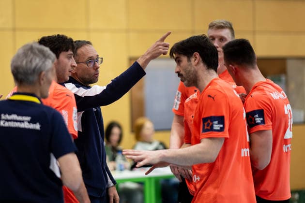 Auszeit, Hrvoje Horvat, (Kadetten Schaffhausen, Trainer, Coach), stimmt die Seinen ein, HBW Balingen Weilstetten vs. Kadetten Schaffhausen, Handball, Testspiel, Saison 2025 2026, 29.01.26 Eibner-Pressefoto Andreas Ulmer HBW Balingen Weilstetten vs. Kadetten Schaffhausen, Handball, Testspiel, Saison 2025 2026, 29.01.26 Dotternhausen Copyright: xEibner-Pressefoto AndreasxUlmerx EP_AUR