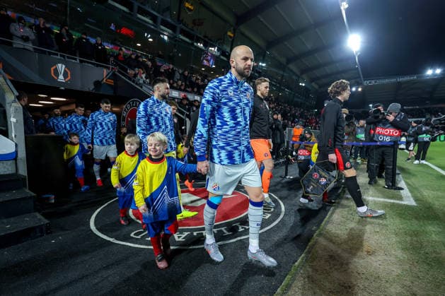 29.01.2026, Fußball, UEFA Europa League, Matchday 8, FC Midtjylland - GNK Dinamo Zagreb, MCH Arena in Herning, Dänemark: Einlaufen der Spieler vor dem SPiel Josip Misic (GNK Dinamo 27) Regulations prohibit any use of photographs as image sequences and or quasi-video. Dänemark